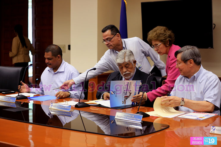 Gobierno y BCIE firman convenio para el mejoramiento de la carretera Muy Muy-Matiguás-Río Blanco