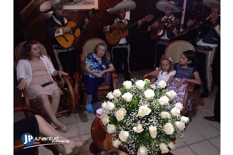 Presidente Daniel visita a Blanca Segovia por su 83 cumpleaños