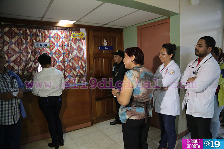 Trabajadores del Estado satisfechos y alegres con pago anticipado del salario