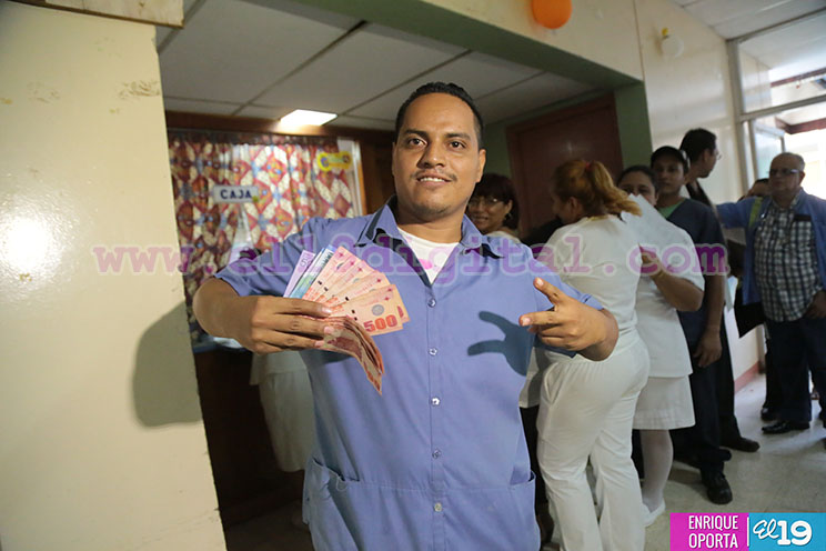 Trabajadores del Estado satisfechos y alegres con pago anticipado del salario