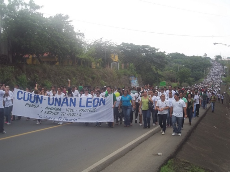 Realizan Caminata Ecológica en León