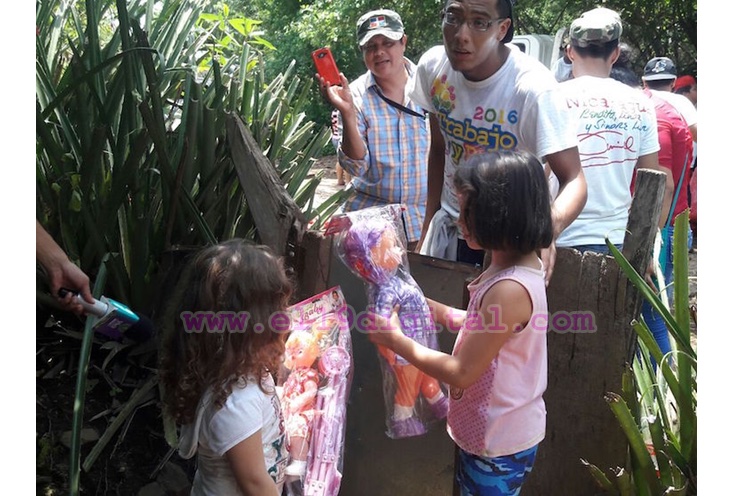 Gobierno entrega miles de juguetes a niñ@s de Puerto Morazán y Tonalá