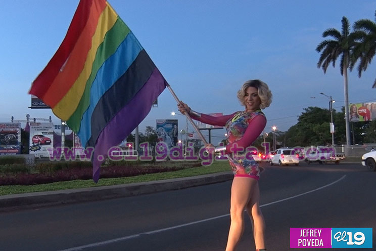 Comunidad LGBT realiza plantón en rechazo a masacre terrorista en club nocturno de EEUU