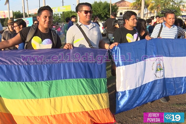 Comunidad LGBT realiza plantón en rechazo a masacre terrorista en club nocturno de EEUU