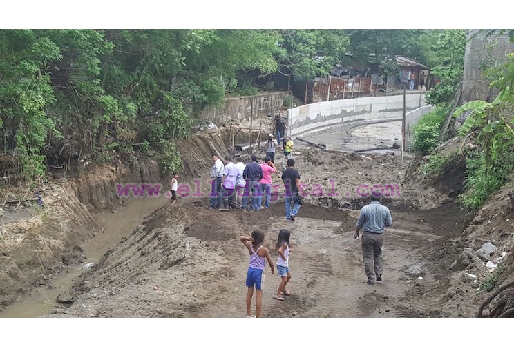 Supervisan avances de obras de drenaje en la capital