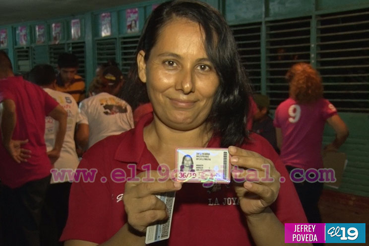 Entregan militancia Sandinista a familias del barrio Ariel Darce