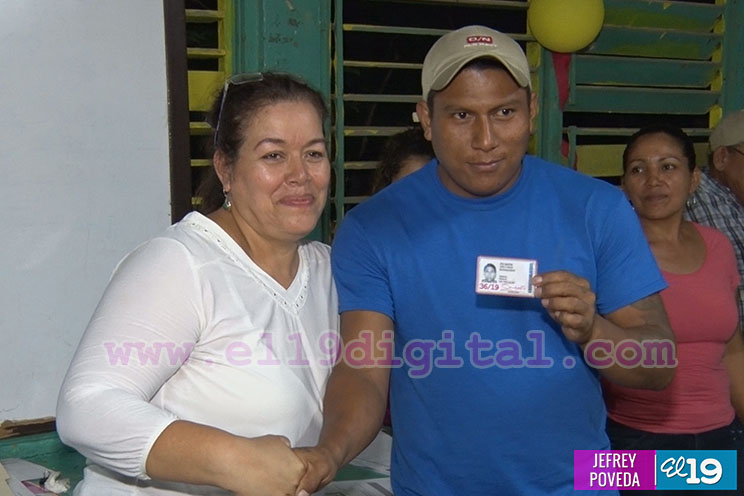 Entregan militancia Sandinista a familias del barrio Ariel Darce