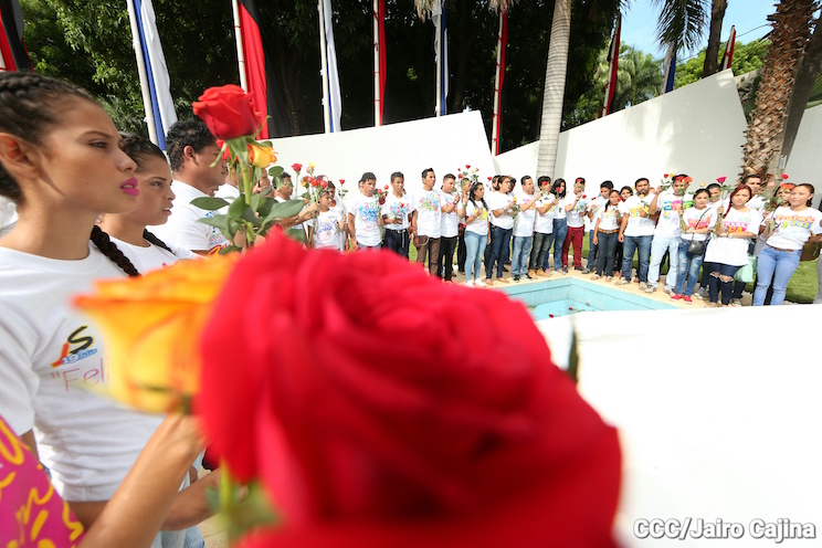 Juventud Sandinista 19 de Julio deposita una flor para el Comandante Carlos