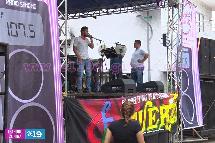 Radio Sandino la echa toda para celebrar a los padres nicaragüenses