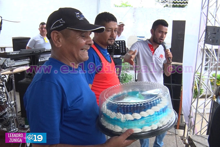 Radio Sandino la echa toda para celebrar a los padres nicaragüenses