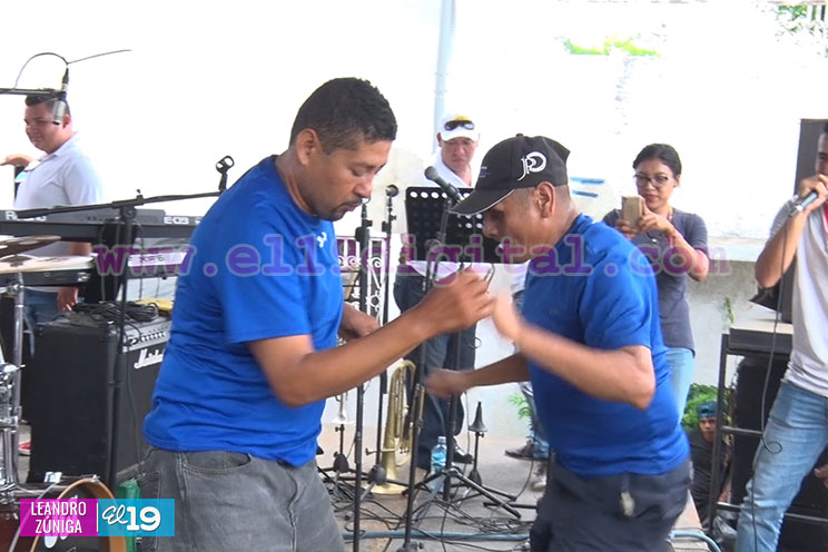 Radio Sandino la echa toda para celebrar a los padres nicaragüenses