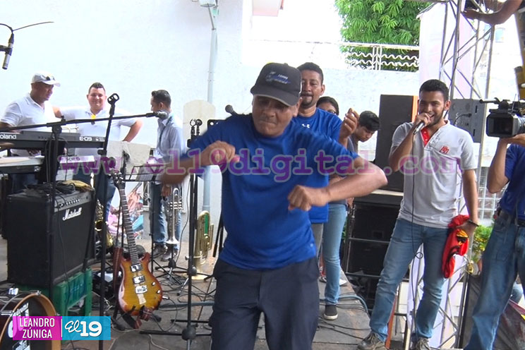 Radio Sandino la echa toda para celebrar a los padres nicaragüenses