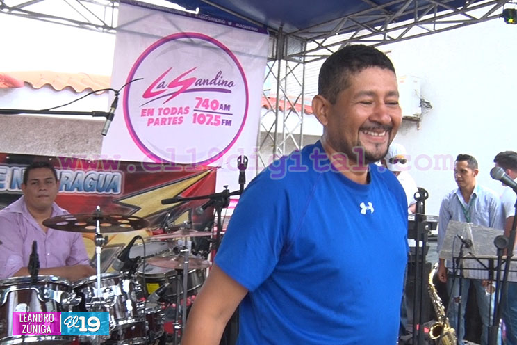 Radio Sandino la echa toda para celebrar a los padres nicaragüenses