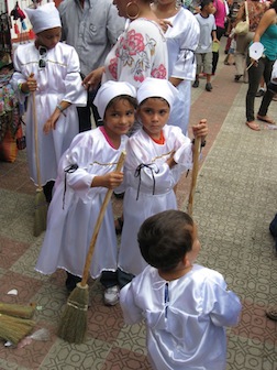 Miles acompañan a San Benito en sus tradicionales misas y procesión de Lunes Santo