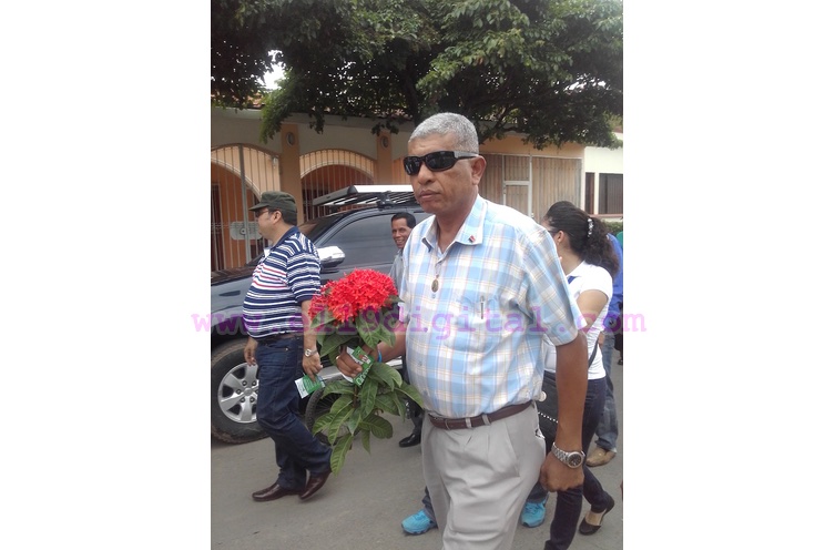 Juventud Sandinista de Rivas entrega Una Flor para Carlos