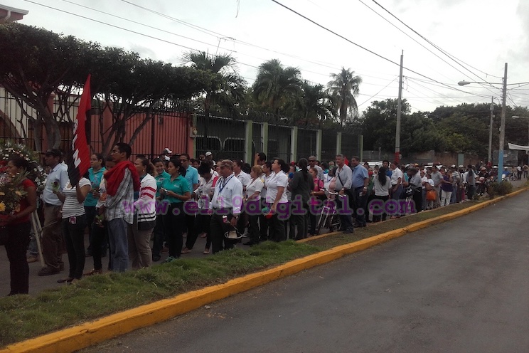 Juventud Sandinista de Rivas entrega Una Flor para Carlos