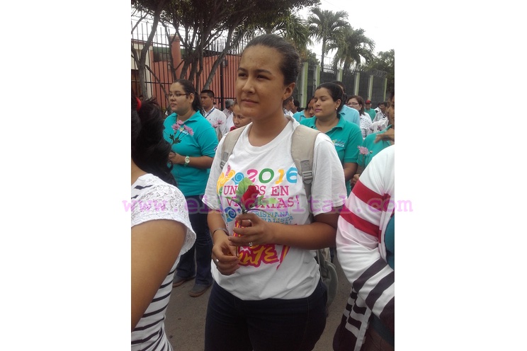 Juventud Sandinista de Rivas entrega Una Flor para Carlos