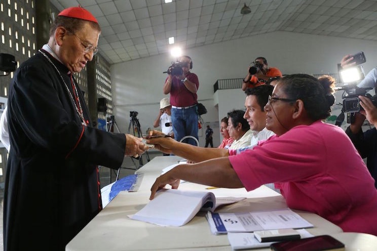 Cardenal Miguel Obando participa en proceso de verificación ciudadana