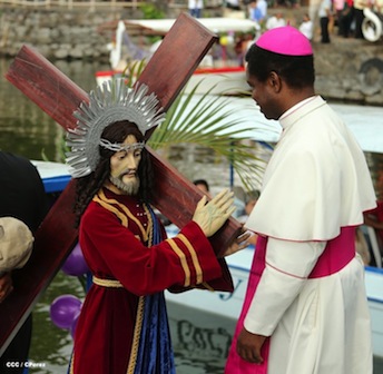 Granadinos celebran junto al Nuncio su tradicional Via Crucis Acuático