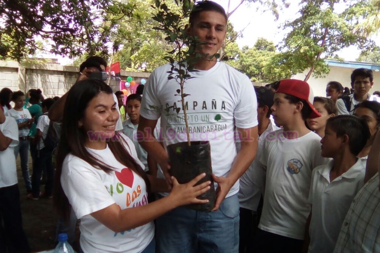 Oscar Duarte se suma a la campaña nacional "Yo adopto un árbol"