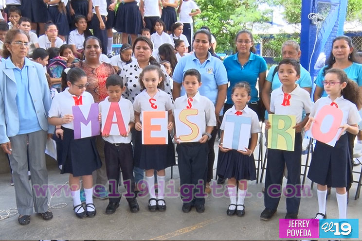 Celebran el día del maestro en el instituto experimental México