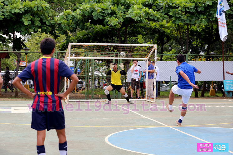 Estudiantes de la UCA juegan al fútbol con el apoyo del MDAA
