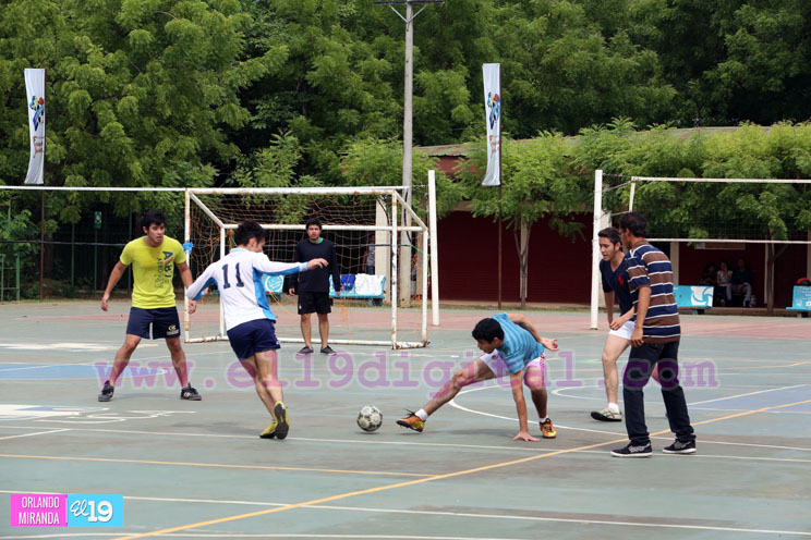 Estudiantes de la UCA juegan al fútbol con el apoyo del MDAA