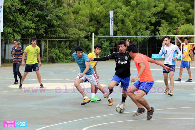 Estudiantes de la UCA juegan al fútbol con el apoyo del MDAA