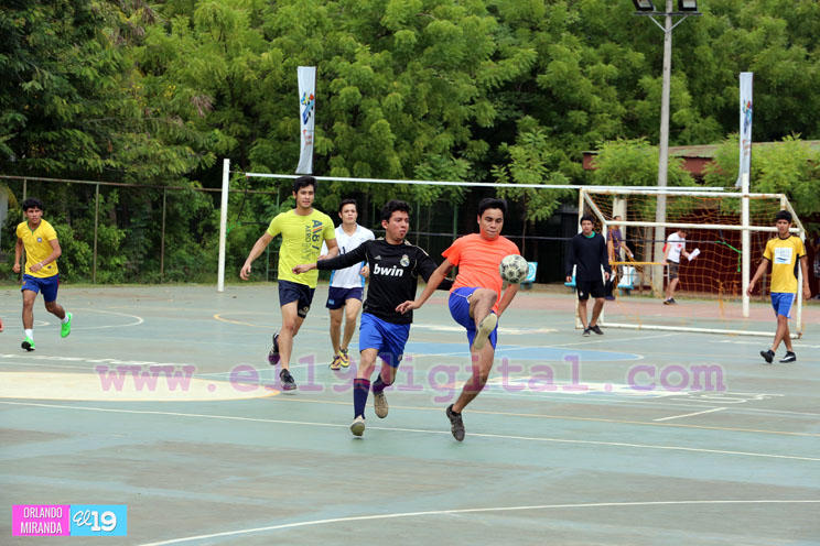 Estudiantes de la UCA juegan al fútbol con el apoyo del MDAA