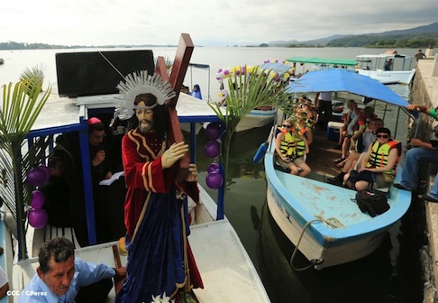Granadinos celebran junto al Nuncio su tradicional Via Crucis Acuático