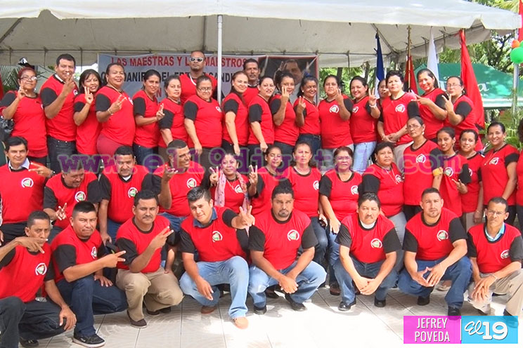 Miles de educadores celebran Día Nacional del Magisterio