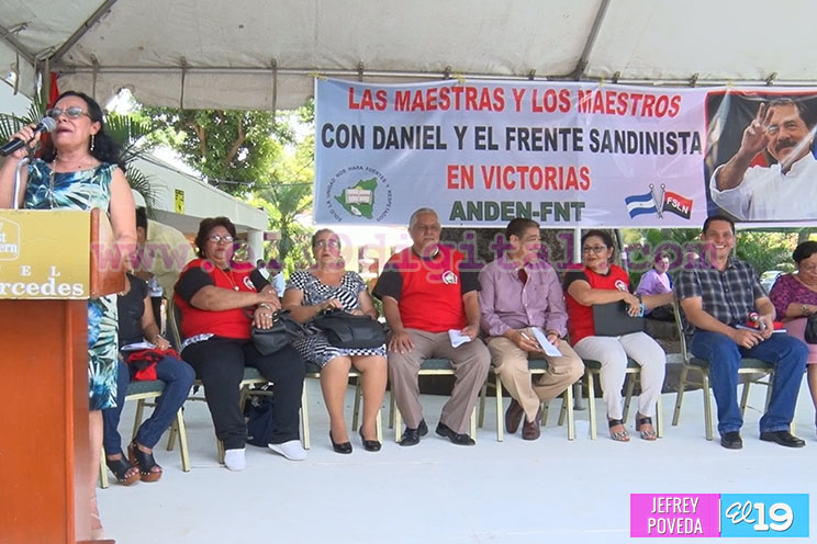 Miles de educadores celebran Día Nacional del Magisterio