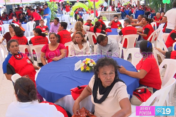 Miles de educadores celebran Día Nacional del Magisterio
