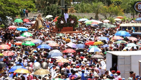 Capitalinos profesan su fe en tradicional Vía Crucis