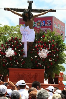 Capitalinos profesan su fe en tradicional Vía Crucis