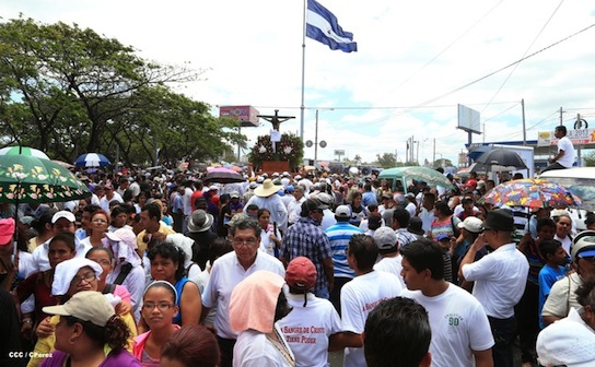 Capitalinos profesan su fe en tradicional Vía Crucis