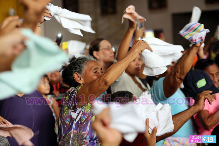 Miles participan en la bajada de la Sangre de Cristo en la Catedral de Managua