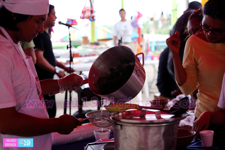 Familias aprenden sobre medicina natural en la feria de las infusiones, cocimientos y el jengibre