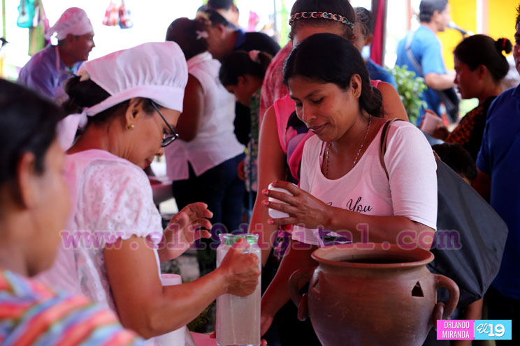 Familias aprenden sobre medicina natural en la feria de las infusiones, cocimientos y el jengibre
