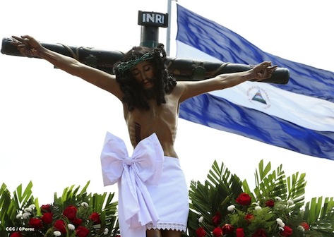 Capitalinos profesan su fe en tradicional Vía Crucis
