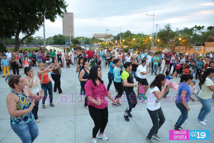 Tarde de zumba y ejercicios aeróbicos en el Parque Luis Alfonso