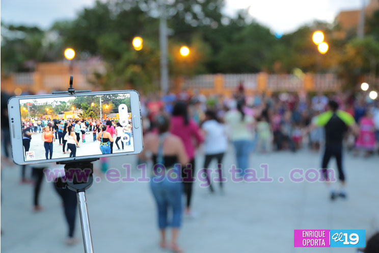 Tarde de zumba y ejercicios aeróbicos en el Parque Luis Alfonso