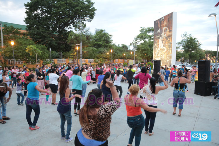 Tarde de zumba y ejercicios aeróbicos en el Parque Luis Alfonso