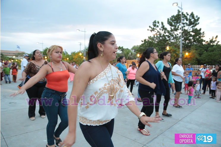 Tarde de zumba y ejercicios aeróbicos en el Parque Luis Alfonso
