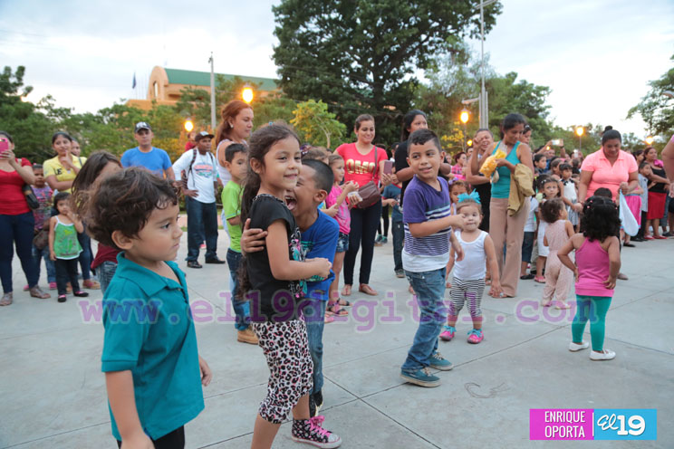 Tarde de zumba y ejercicios aeróbicos en el Parque Luis Alfonso