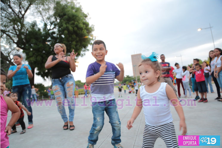 Tarde de zumba y ejercicios aeróbicos en el Parque Luis Alfonso