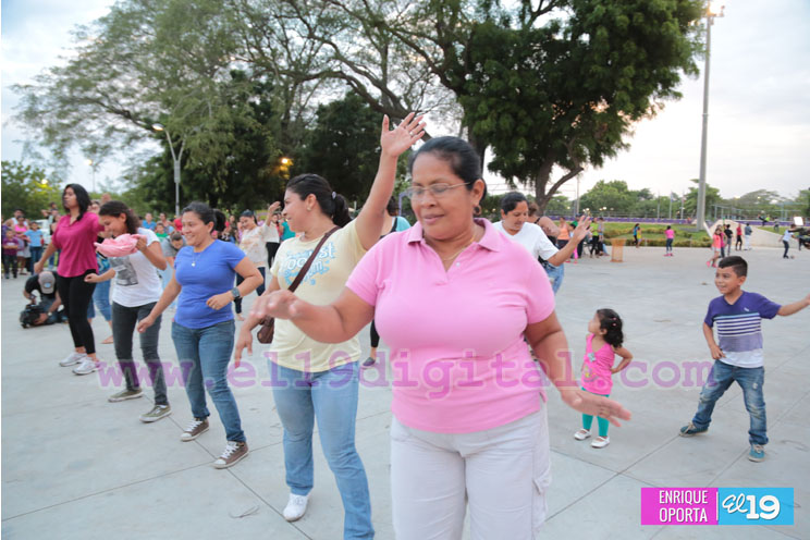 Tarde de zumba y ejercicios aeróbicos en el Parque Luis Alfonso