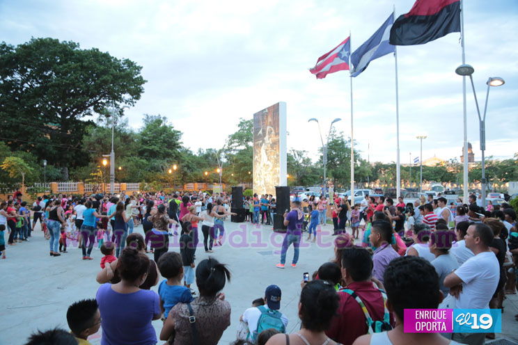 Tarde de zumba y ejercicios aeróbicos en el Parque Luis Alfonso