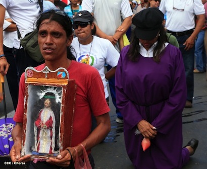 Capitalinos profesan su fe en tradicional Vía Crucis