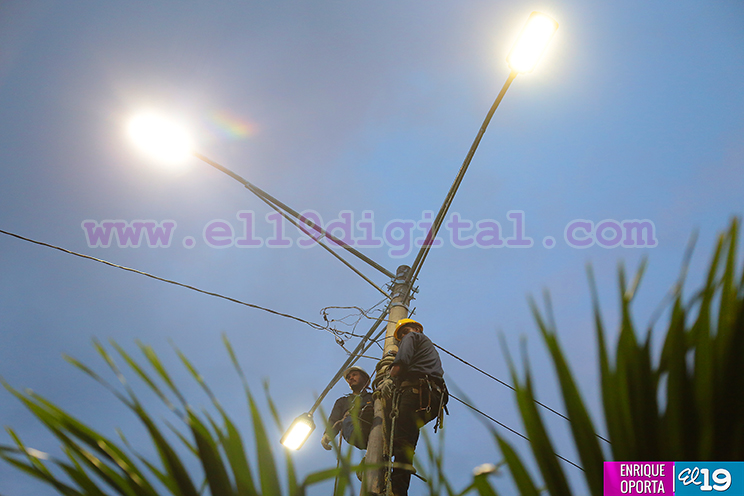 Enatrel realiza trabajos de mantenimiento en luminarias de cara al Repliegue